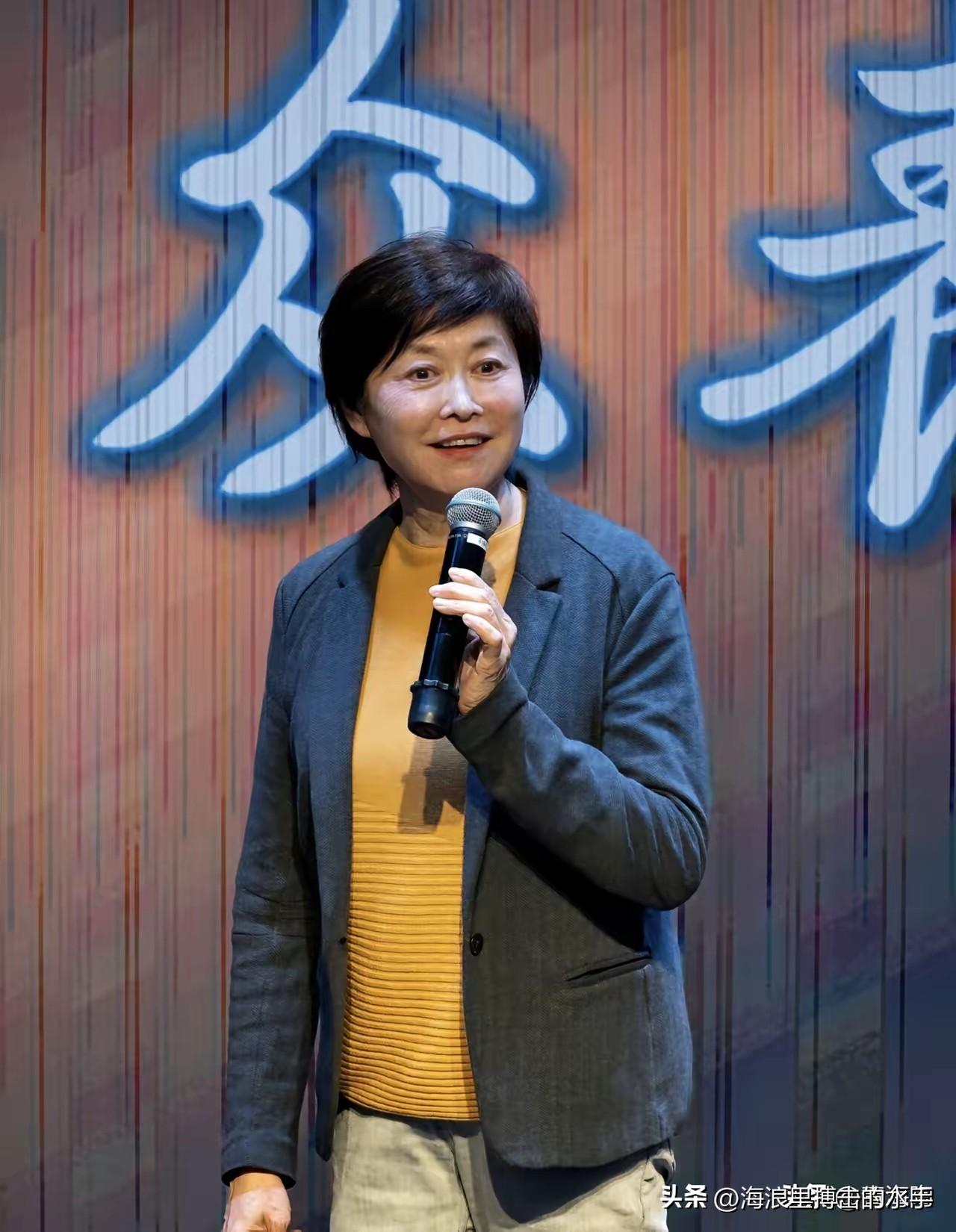 人生多唏嘘，她才71岁，那个浑身书卷气的女主持人敬一丹这么早就离开了。
她从央视