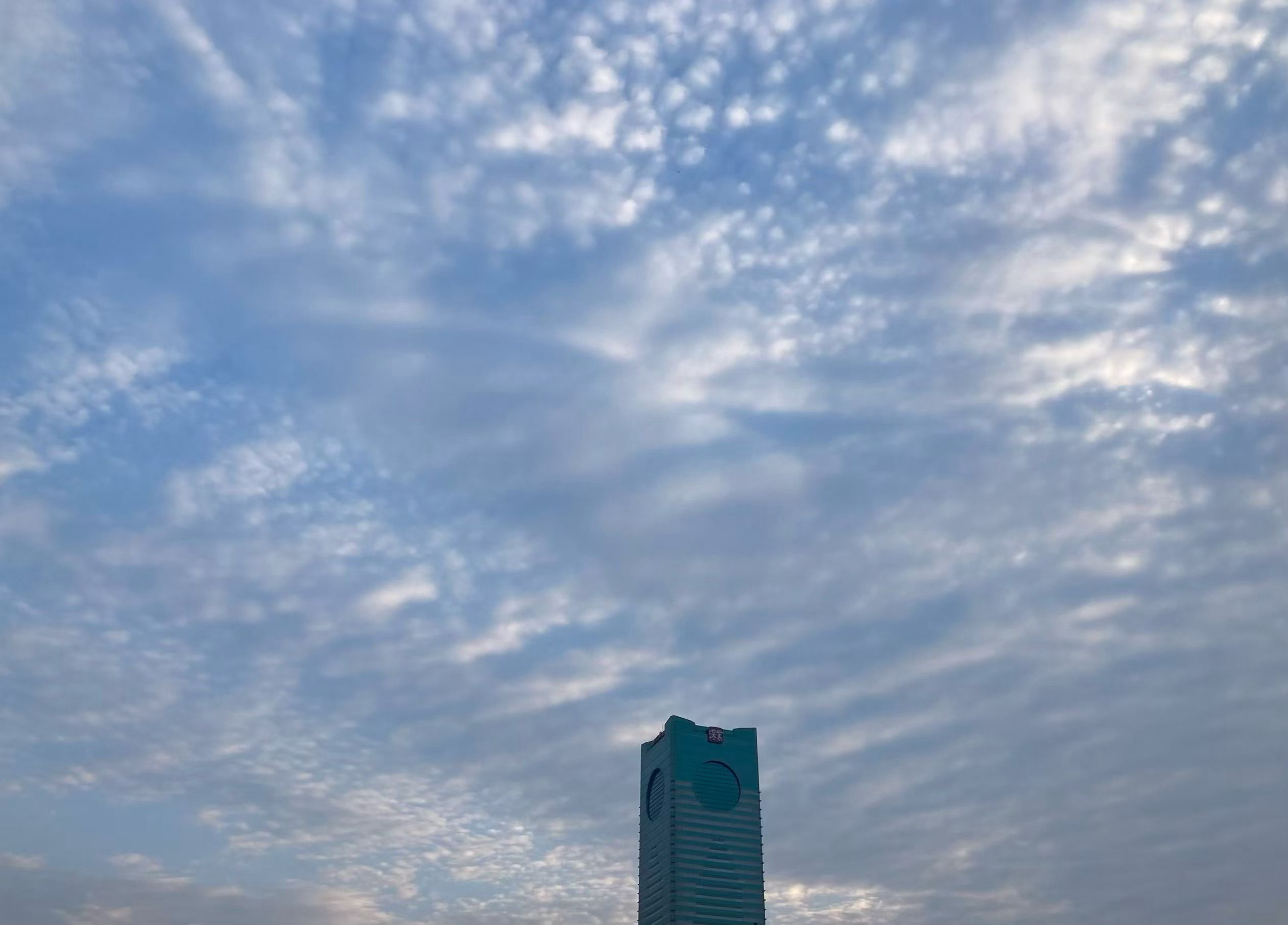 时候频过小雪天，江南寒色未曾偏。 