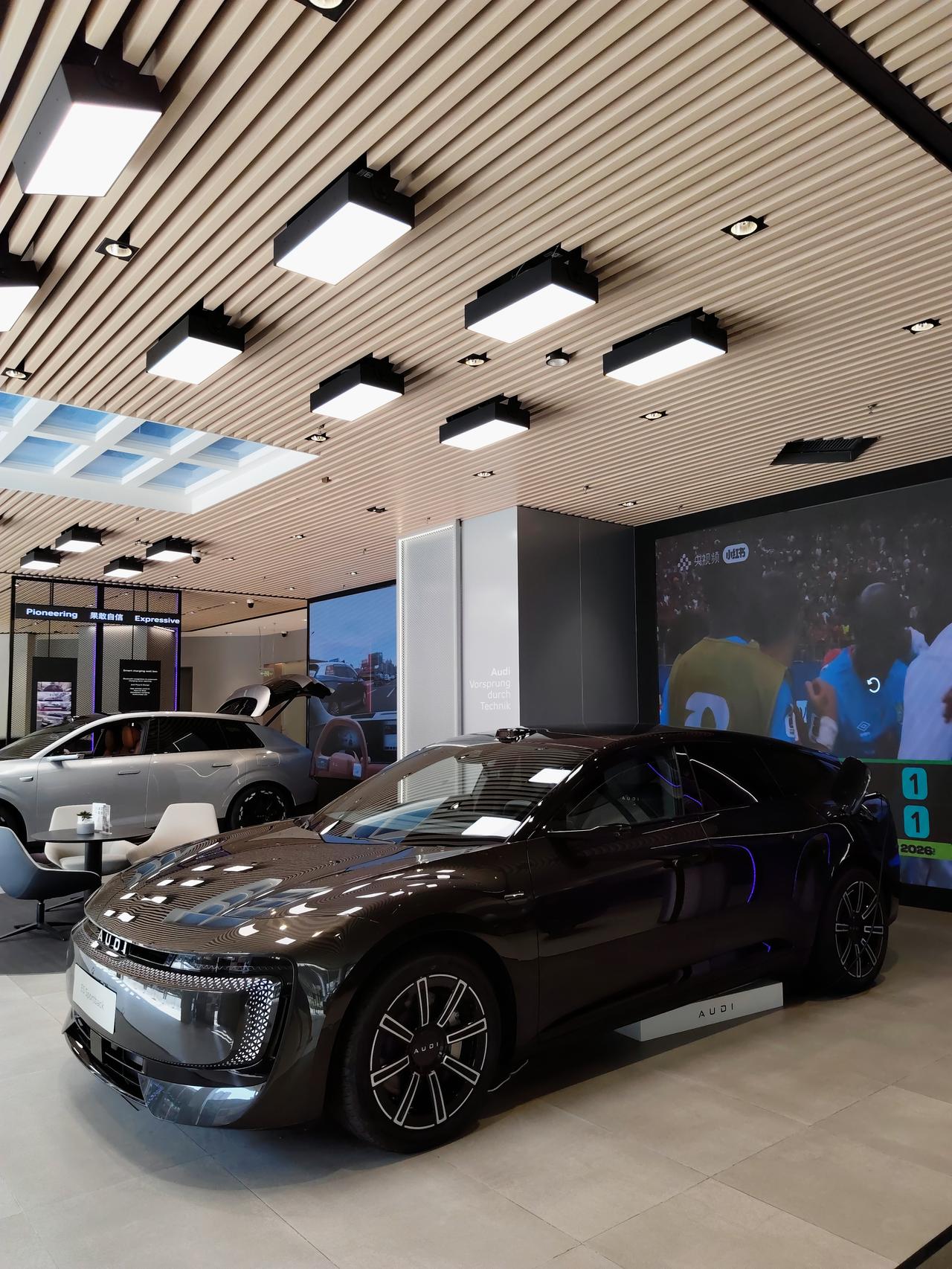 表弟刚拿驾照，趁着放假陪他体验一下奥迪E5 Sportback，毕竟喜欢奥迪的“