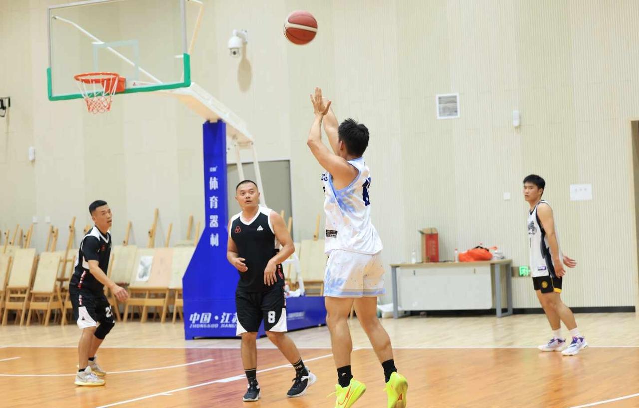 球场上，全力拼🏀
篮球需要沉淀