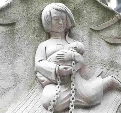 1928年，王月贞被带上刑场。行刑前，官兵问：“死之前，你还有什么愿望吗？她把头