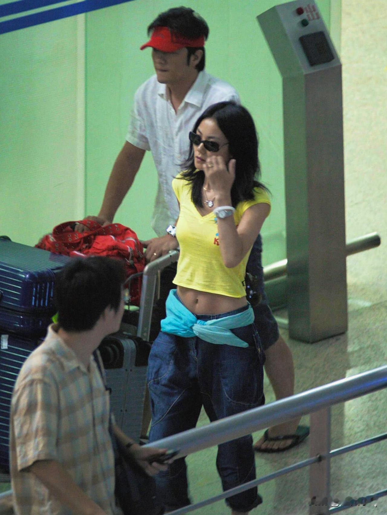 王菲真的好潮，穿短款T恤配七分牛仔，丝巾当腰带，撞色穿搭一点也不土，模特般身材真