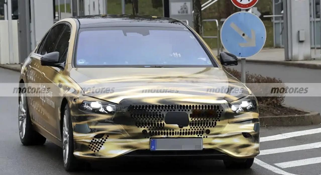 内外都有大更新！新款奔驰S级谍照曝光
最近海外媒体曝光了新款奔驰S级谍照，新车内