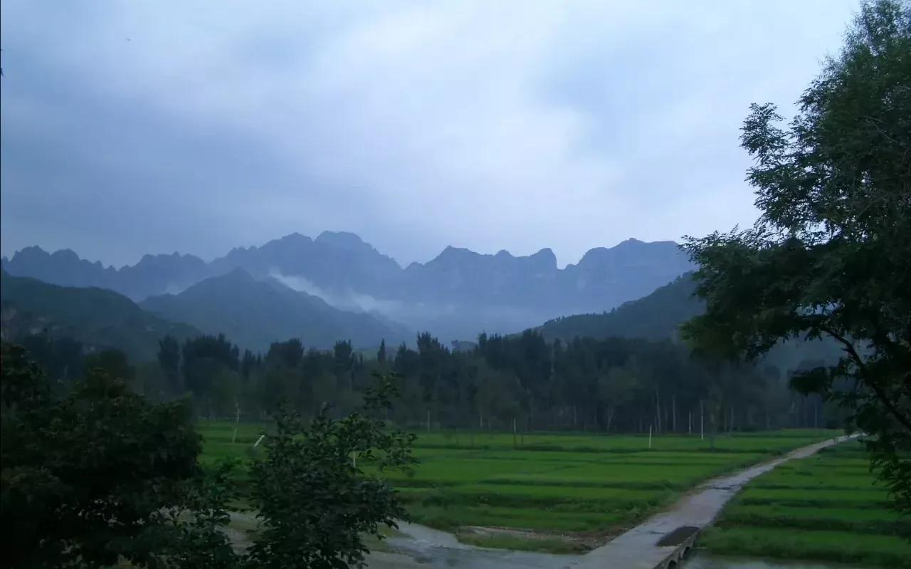 空山新雨后，天气晚来秋。