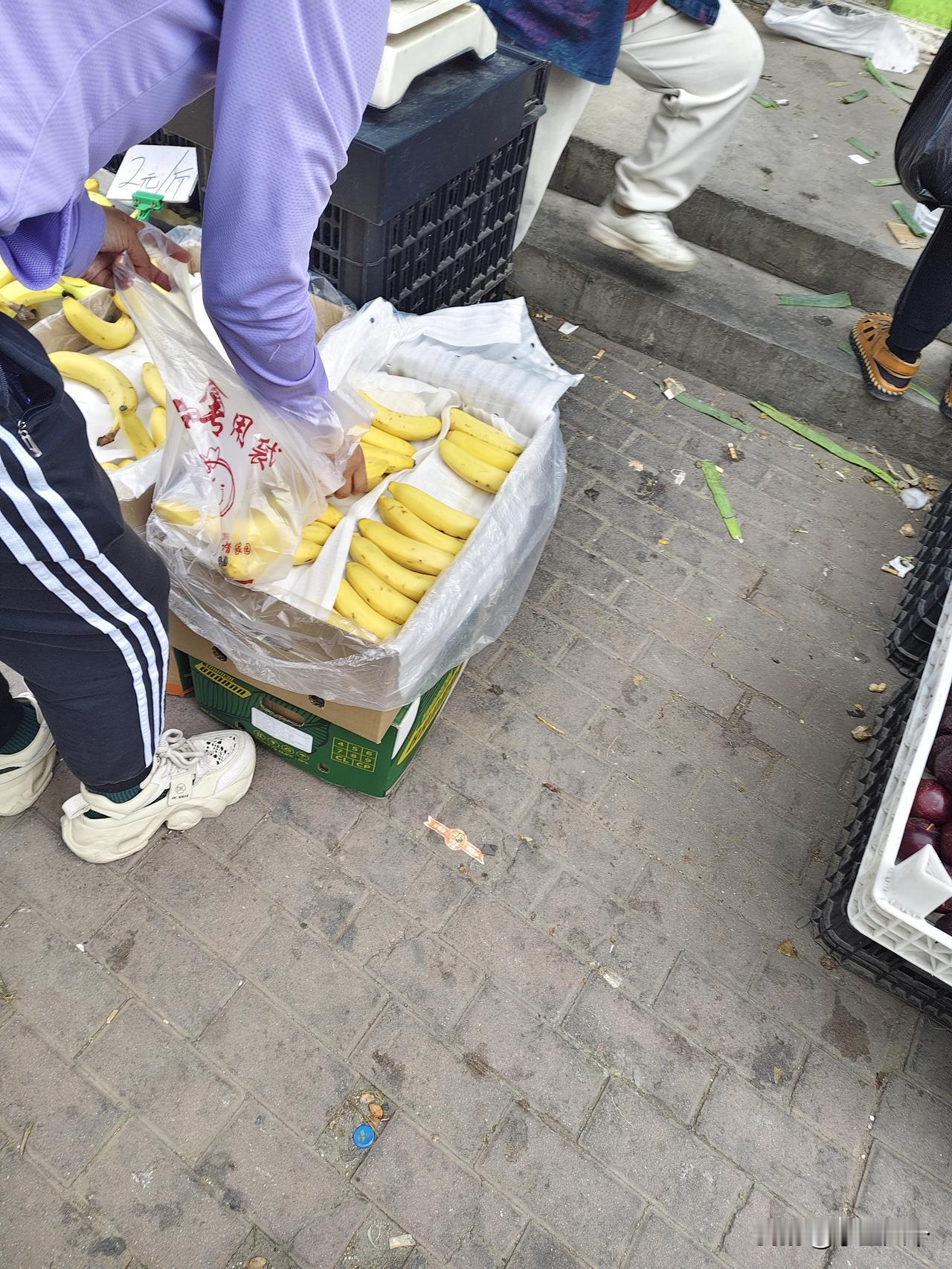 大连这几年也不知道谁发明的，香蕉掰成一根根的卖，实际就是玩个心眼子，成把坏了还不