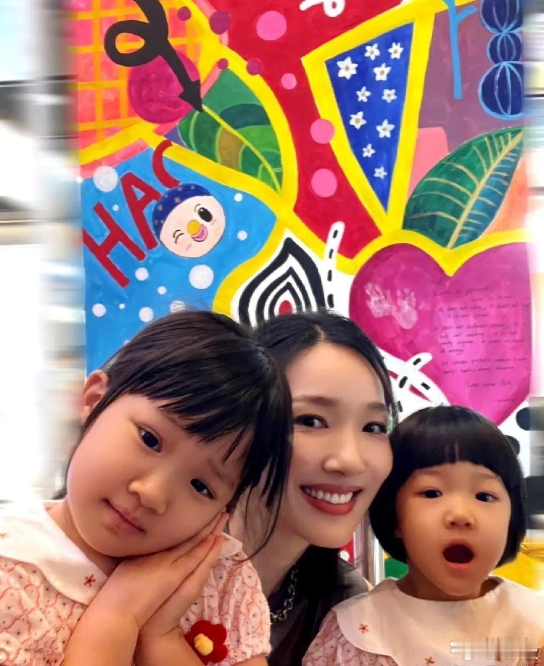 李﻿亚男带着两个女儿拍﻿‏杂‎志‏，俩小‎‏姑娘长得超可爱，的确像爸爸哈 