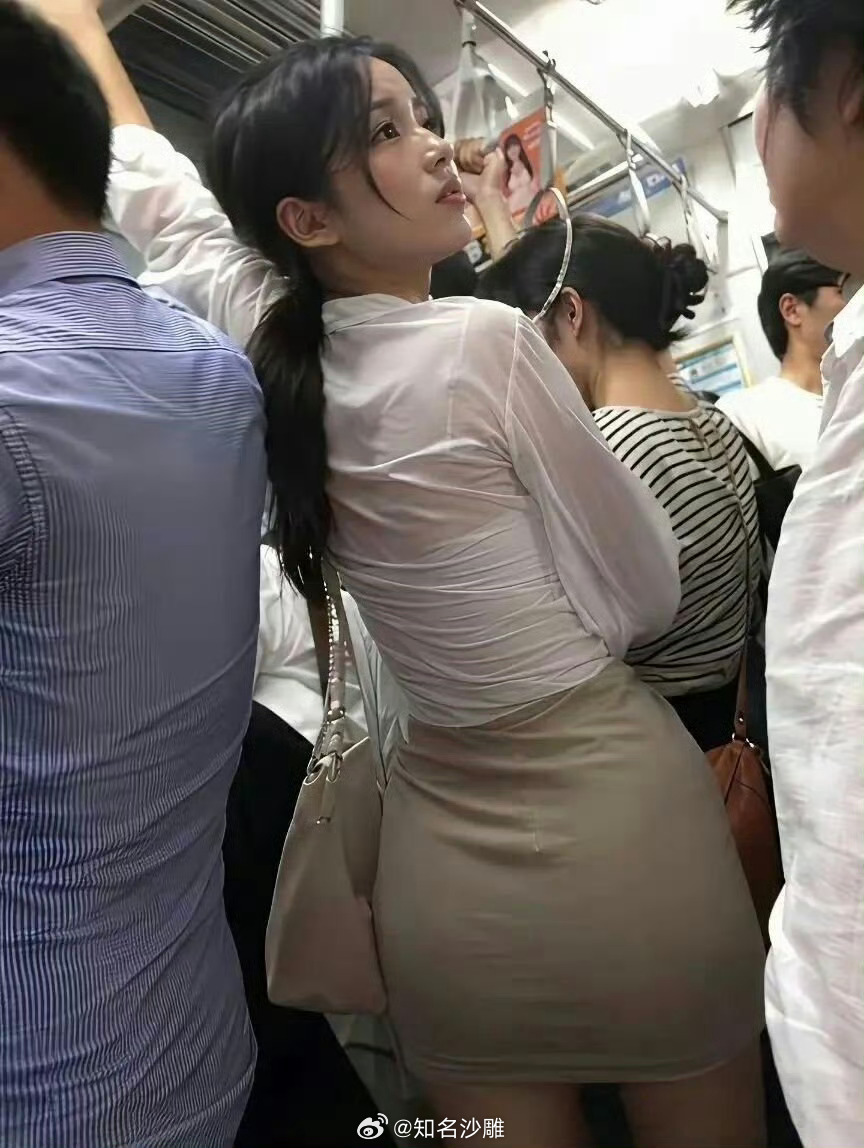 坐电车去上班 