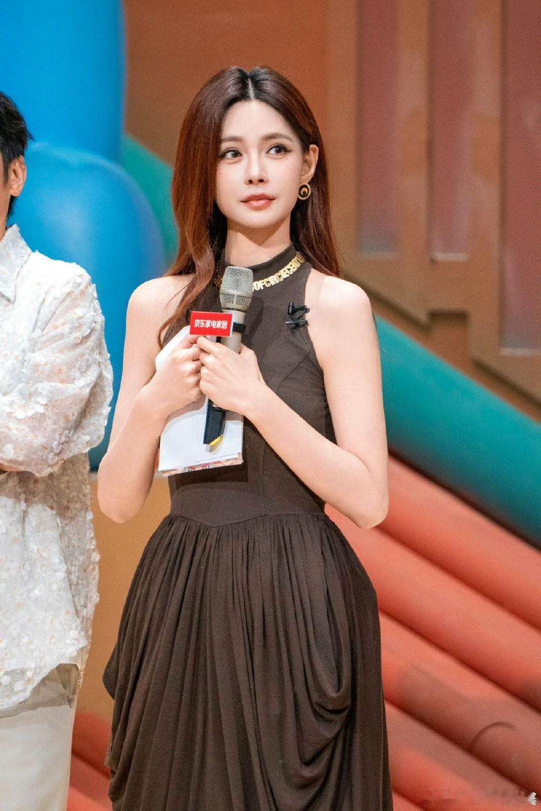 沈梦辰辣到变成宝娟嗓 家乡美食大赛谁看了不笑，沈梦辰勇敢挑战川味鲜锅兔，吃得不亦