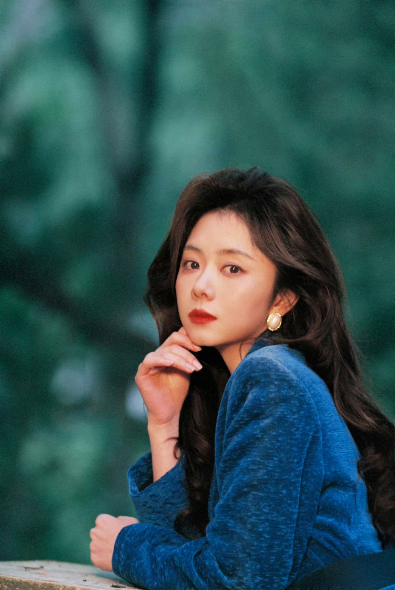 谭松韵别试探了有市场 深蓝色丝绒垫肩西装真的很有质感，配上她蓬松的大波浪卷发，整