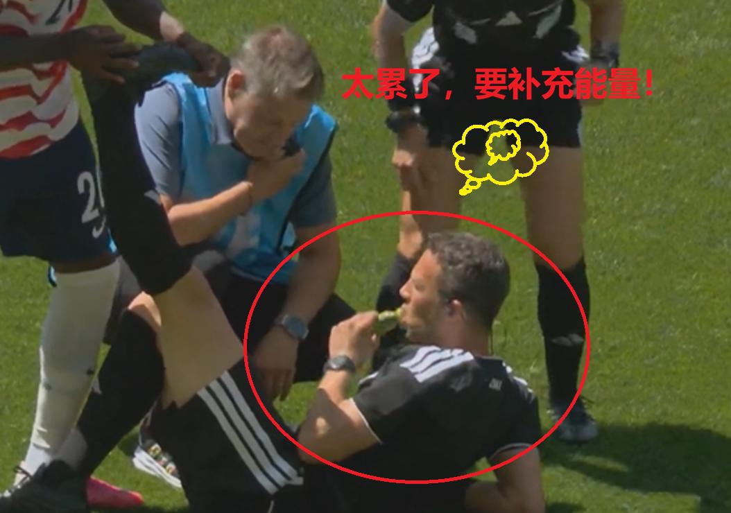有趣，世界杯裁判累到抽筋倒地！
2026年世界杯，已经进入了第二轮比赛的争夺，东