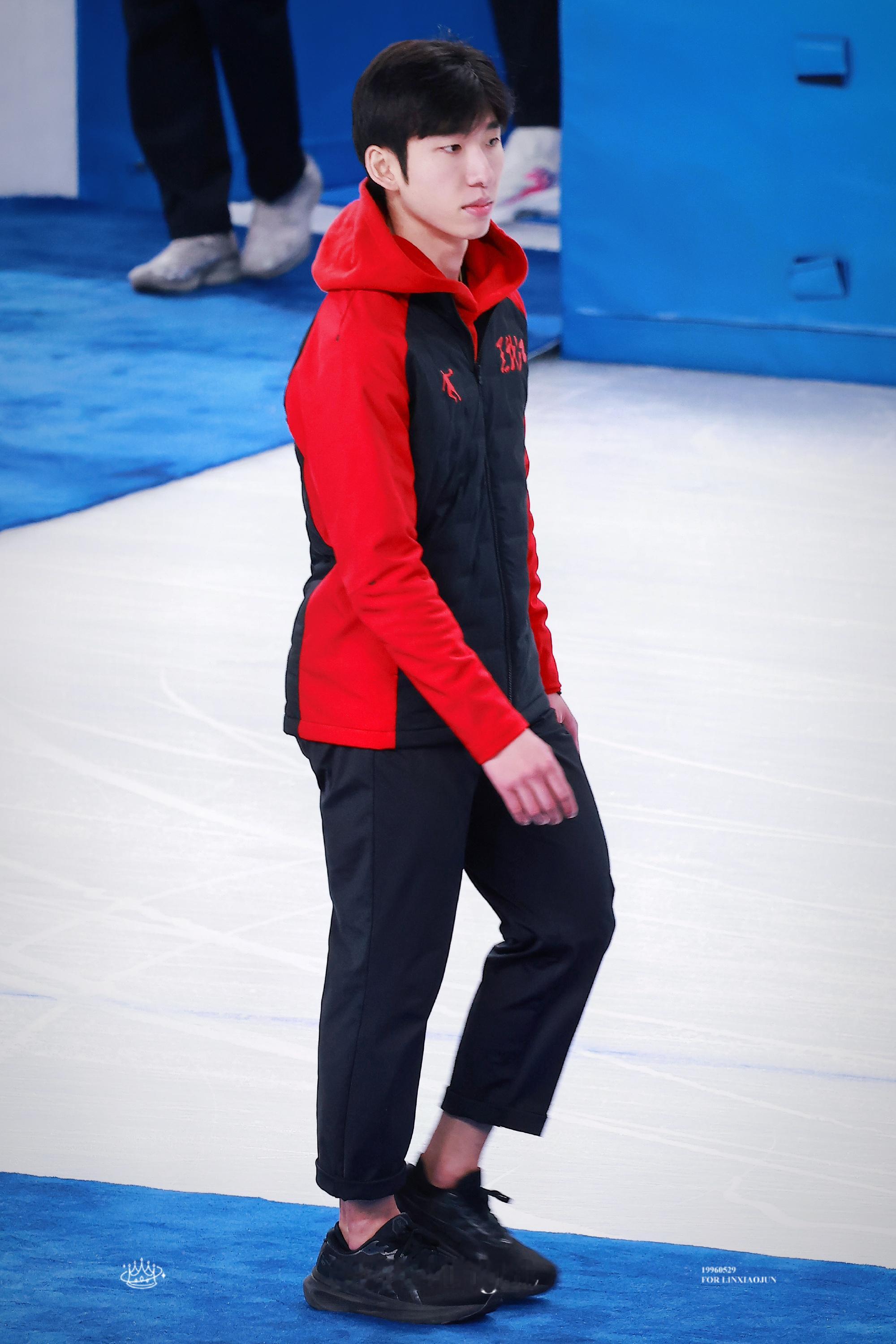 林孝埈500米突出重围 冰场与公路，强者同频。林孝埈起跑迅猛如箭，起步瞬间抢占先