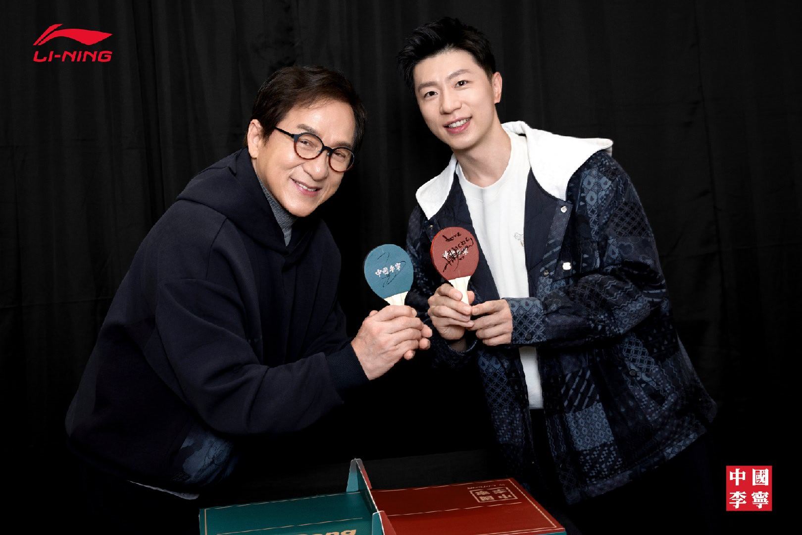 成龙马龙同框合影李宁在米兰时装周的大秀排面拉满成龙和马龙两大超巨 