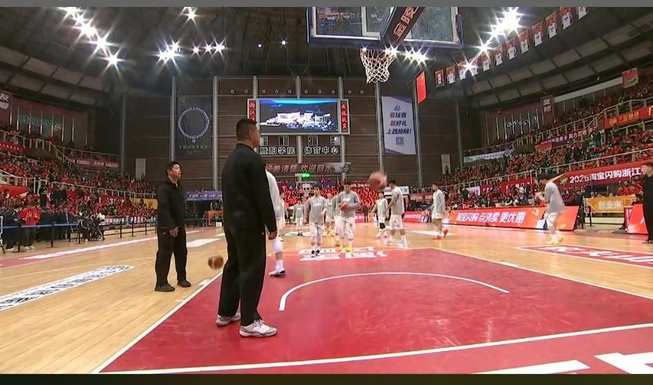 诸暨vs丽水第四节打到关键时刻，直播画面怎么切到赛前准备和预热的画面啦？这到底什