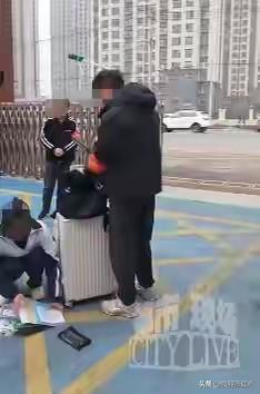 3月16日，江苏徐州黄山外国语学校安检现场，一名女生的书包被要求倒空，物品散落一