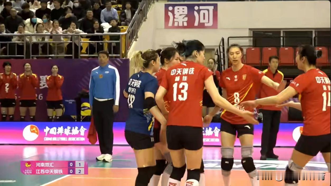 正在直播江苏女排VS河南女排！江苏女排新周期新的三叉戟首发：吴梦洁+唐欣+周页彤
