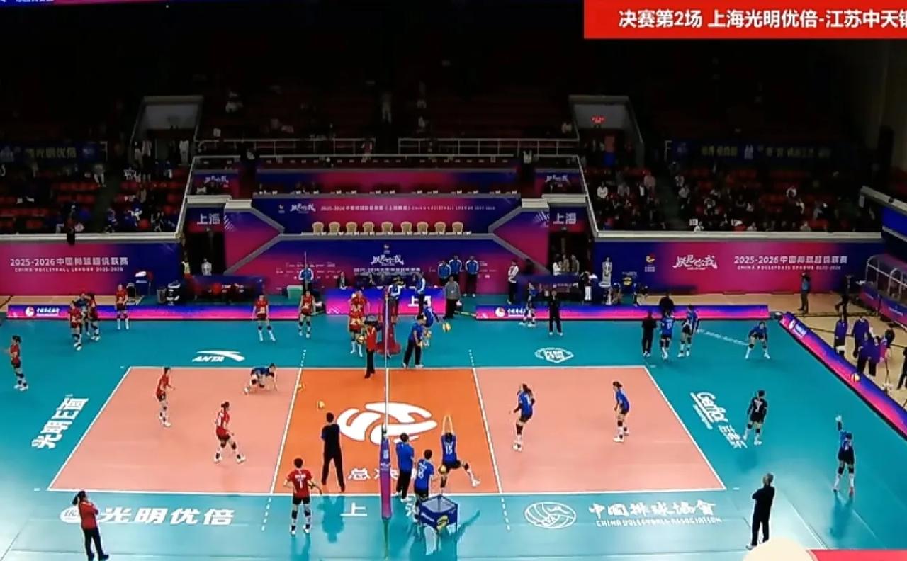 女排决赛次回合比赛进行中！决赛第二场比赛在卢湾体育馆进行，上海女排坐镇主场对阵江