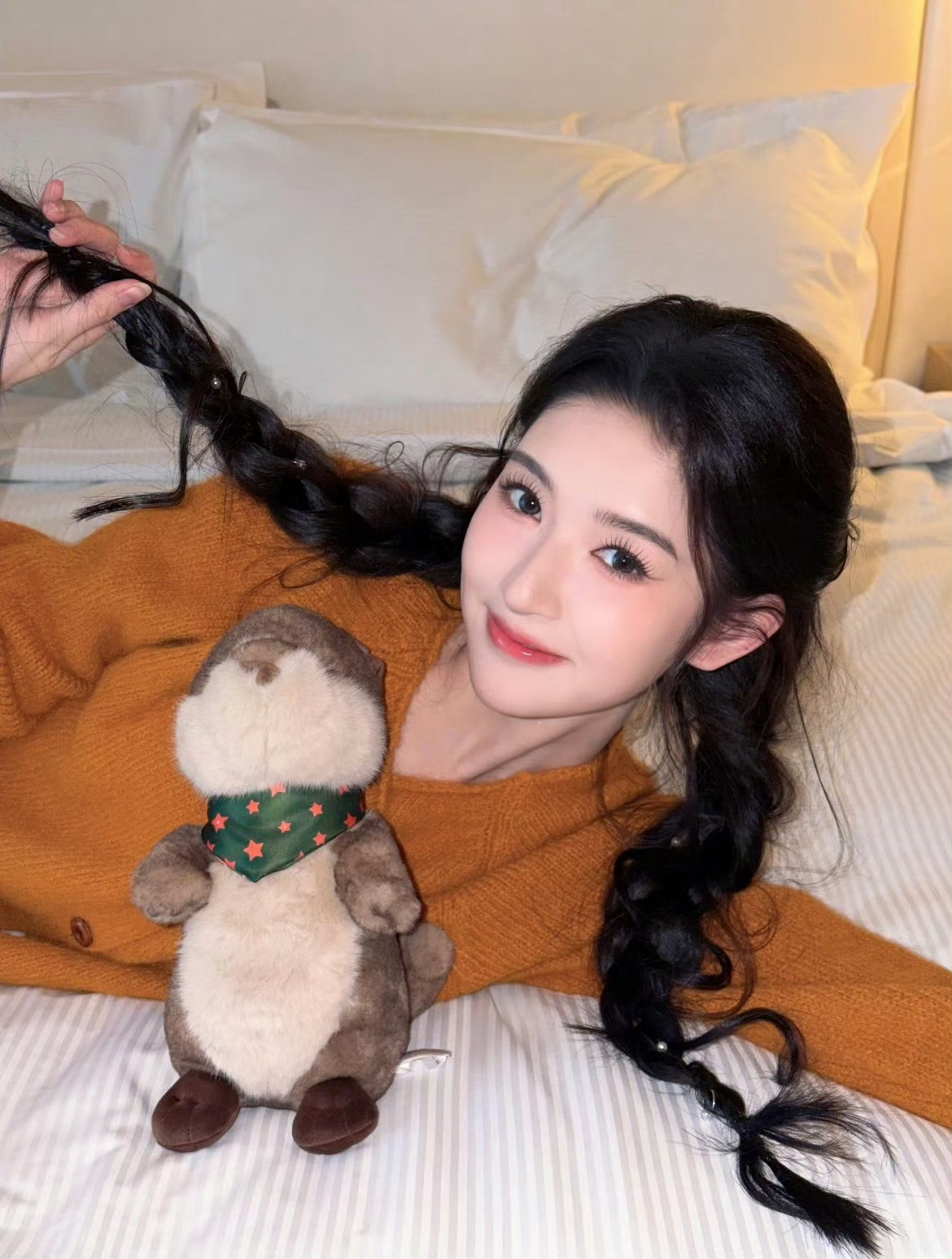 好可爱的王玉雯，怎么这么萌，和你手里的玩偶太像了