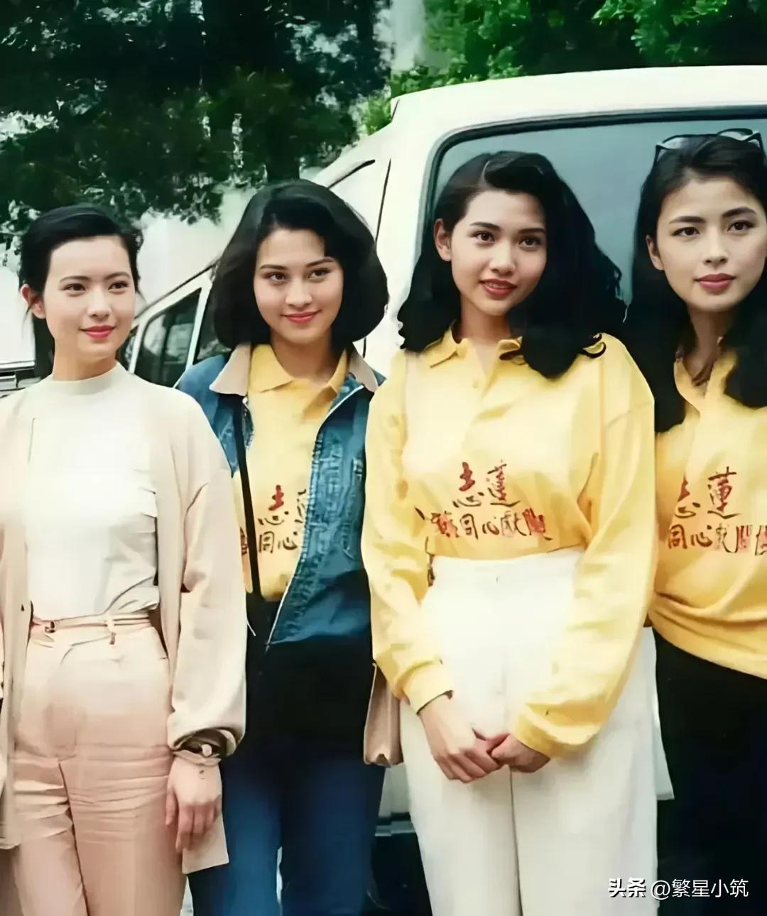 左二这位美女是谁？
脸若银盘、明眸善睐，看上去福气满满，且颜值、气质不输其他三位