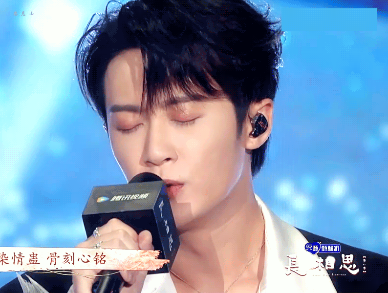两年前的今天临时赶过去，无彩排直接上场，唱歌还是用的主持话筒，耳返中途出问题，家