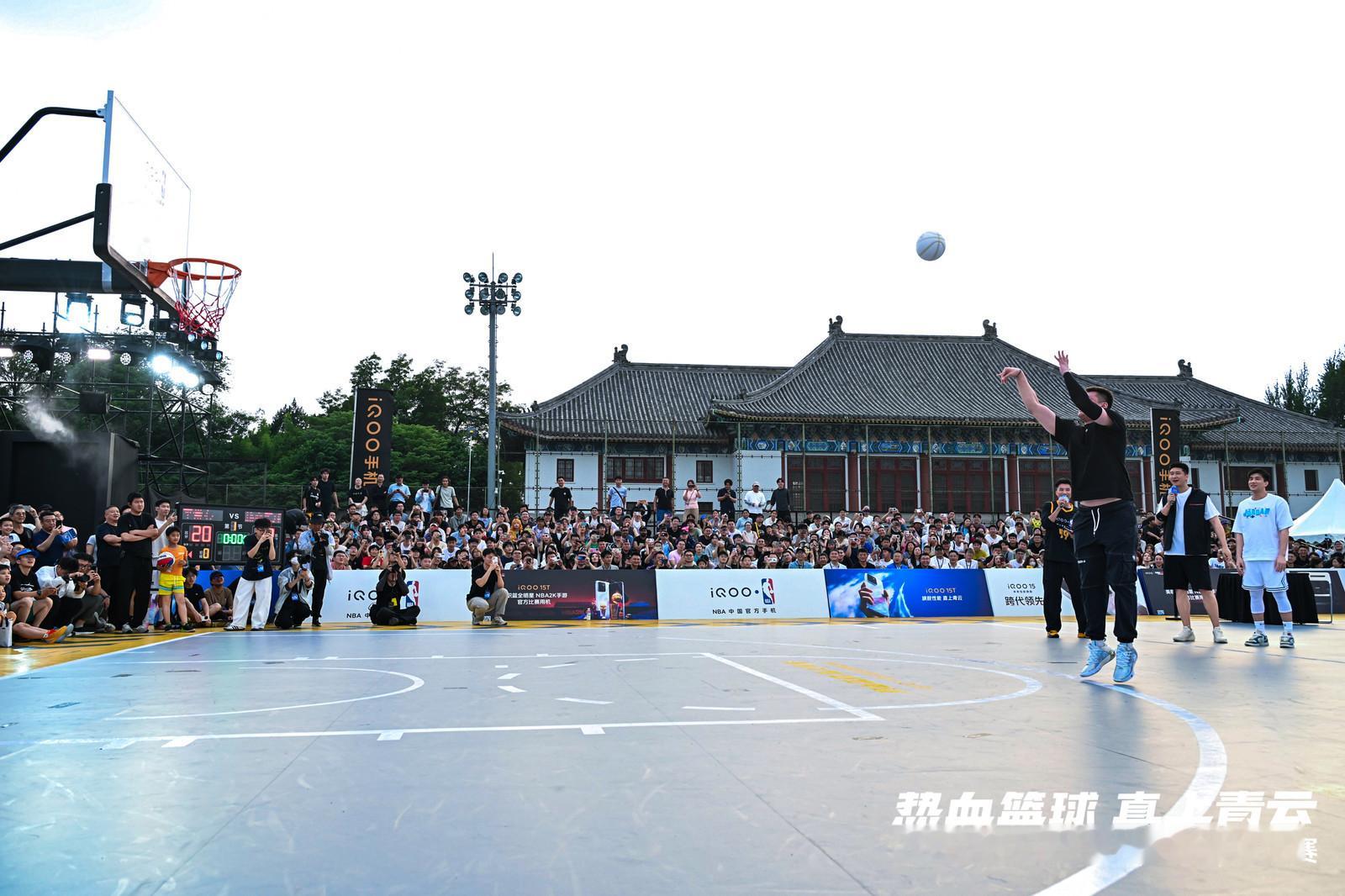 iQOOxNBA高校篮球赛 总决赛现场氛围感直接拉满！隆重颁奖仪式搭配专属奖杯、