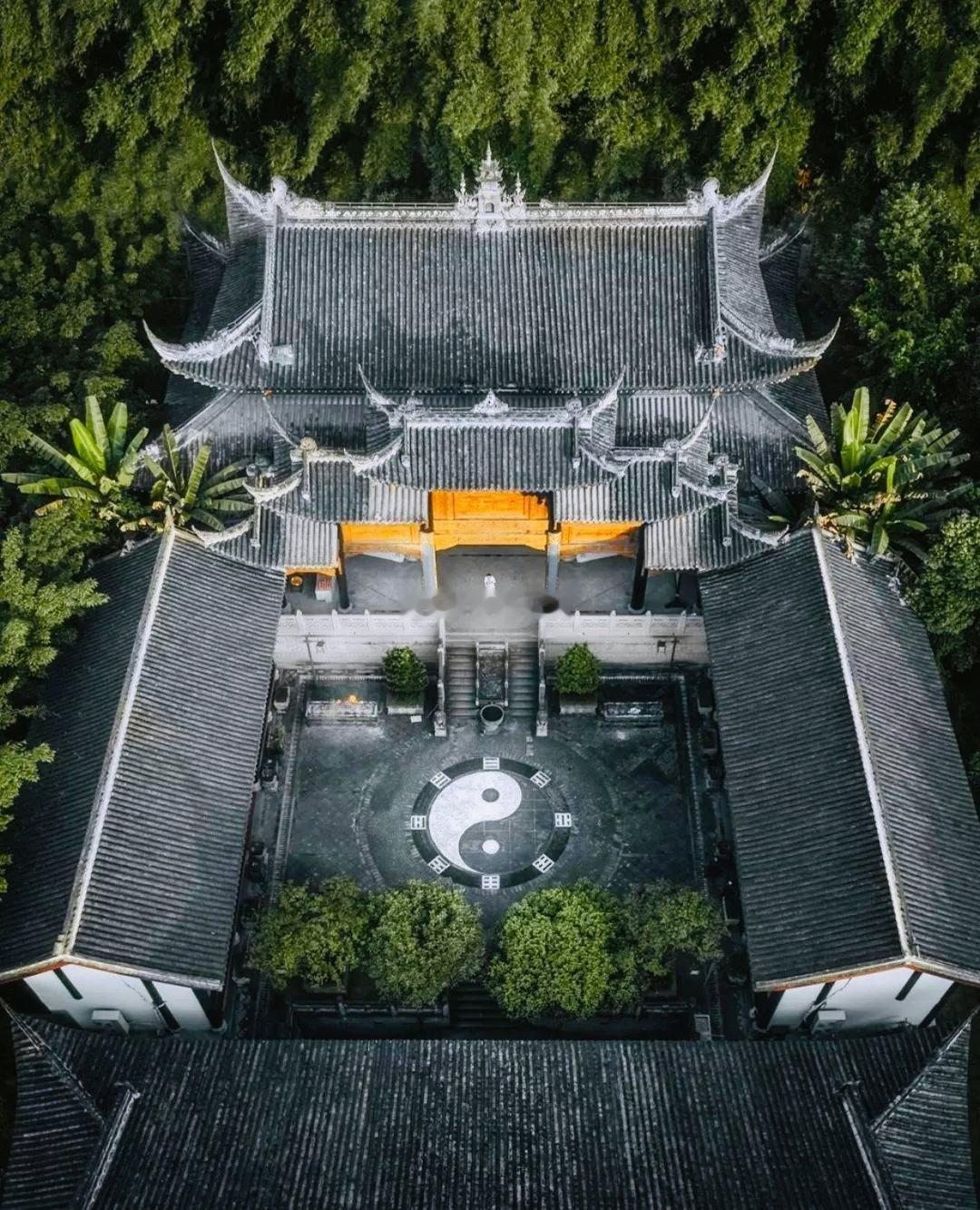 风水的和谐融合体现在夫妻关系的融洽与阴阳两极的平衡。在这样的氛围中，财富自然会增