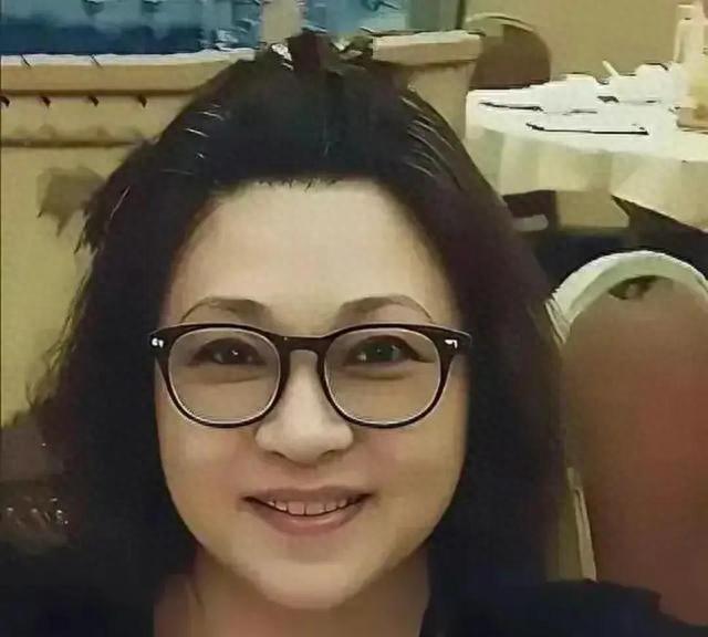 李连杰前妻黄秋燕，坐在女儿婚礼的第三排，表情平静。好多人夸她格局大，看哭了。
哭