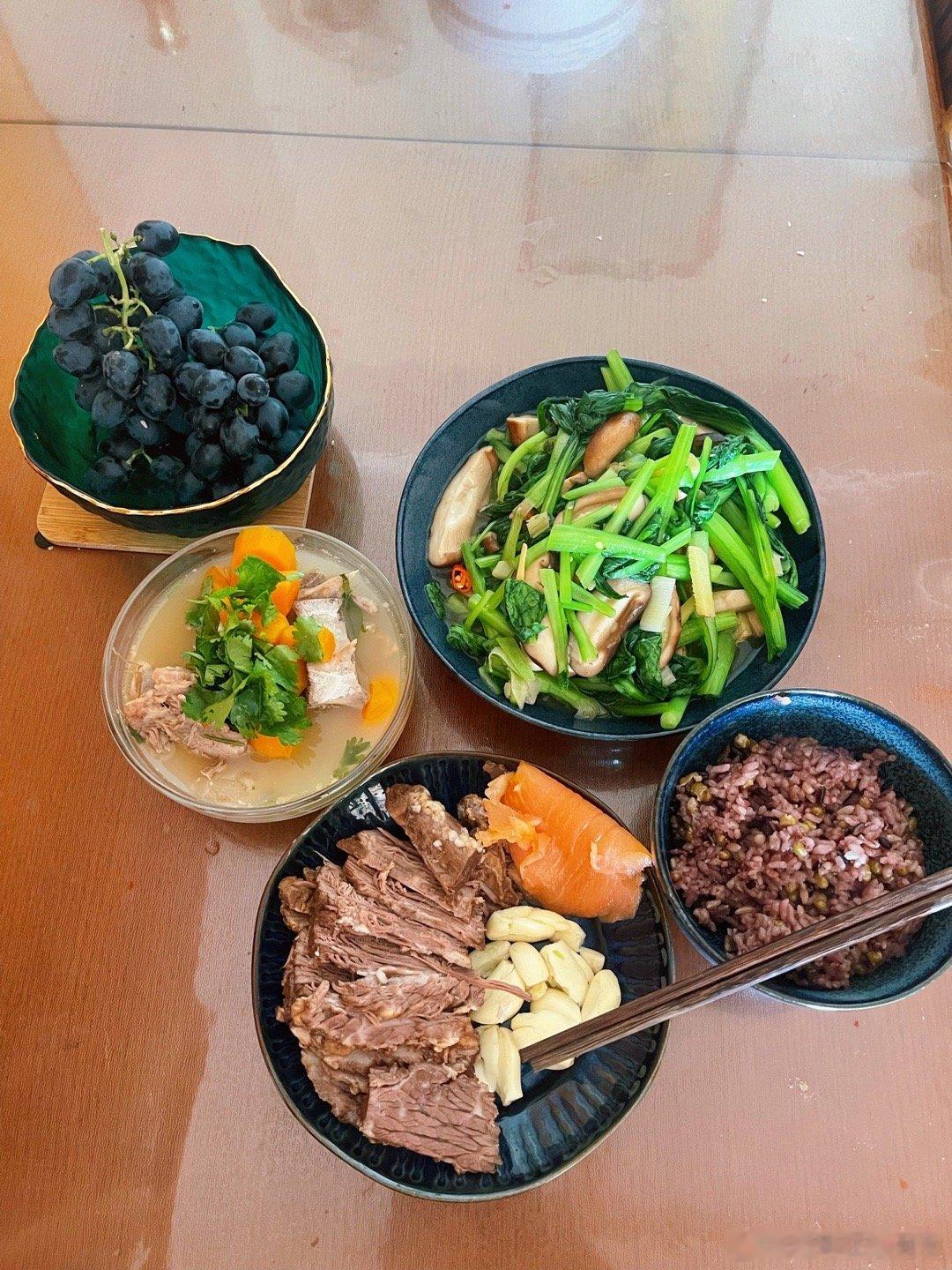 #肥刘的武德早餐# 早上来碗清炖羊肉，再切盘儿卤味，来点烟熏三文鱼，美极了。 ​