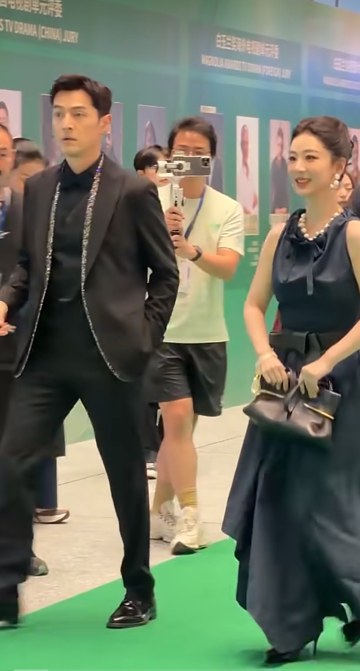 胡歌杨紫同框线下活动难得的同框画面，胡歌从容儒雅，杨紫温婉大方，深色礼服造型相得