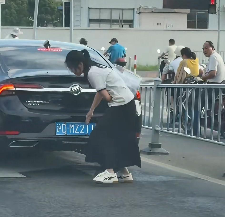 高考路上的一幕:坐帕拉梅拉的小姑娘，对着别克的211车牌咔咔一顿拜……
网友锐评