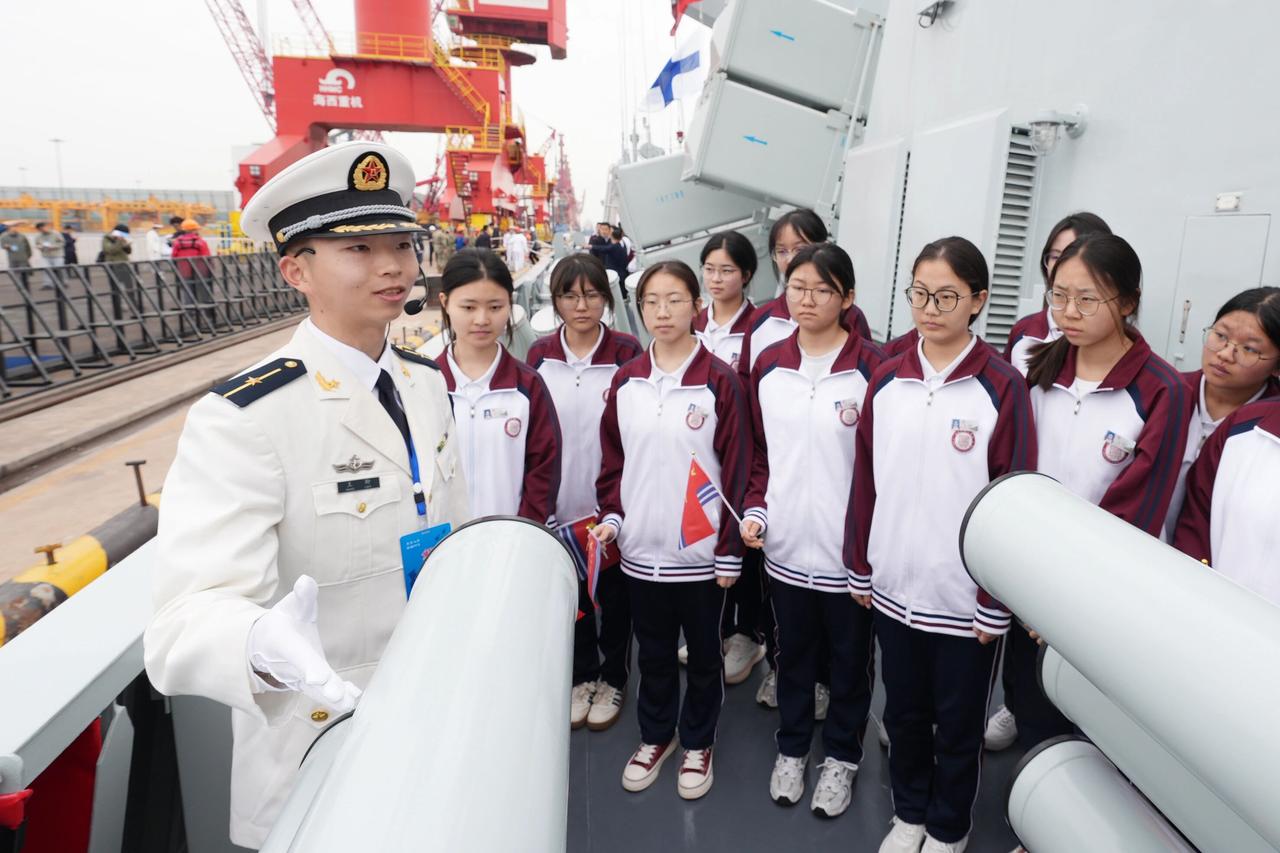 中学生这么多近视眼令人忧
这是今年4月21日“战舰回家乡”东营舰到山东东营开放日