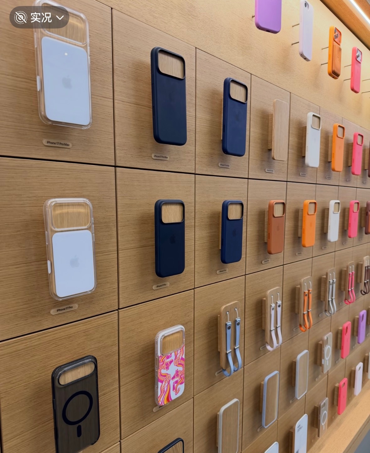 苹果做手机壳的审美一直都在线，怎么折叠机的手机壳却做的这么丑啊，不行借鉴一下国产