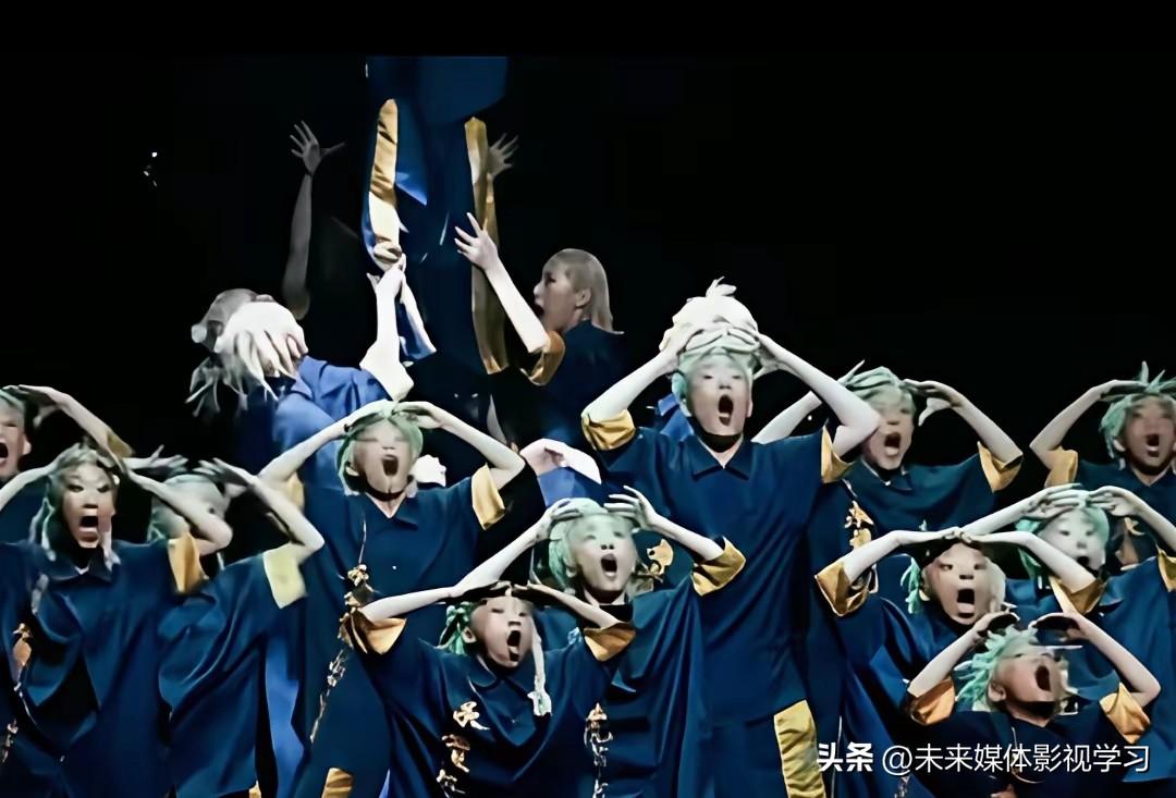 看这个街舞比赛，结果把我吓出一身冷汗。

一群七八岁的孩子，扎着金发脏辫，眼圈涂