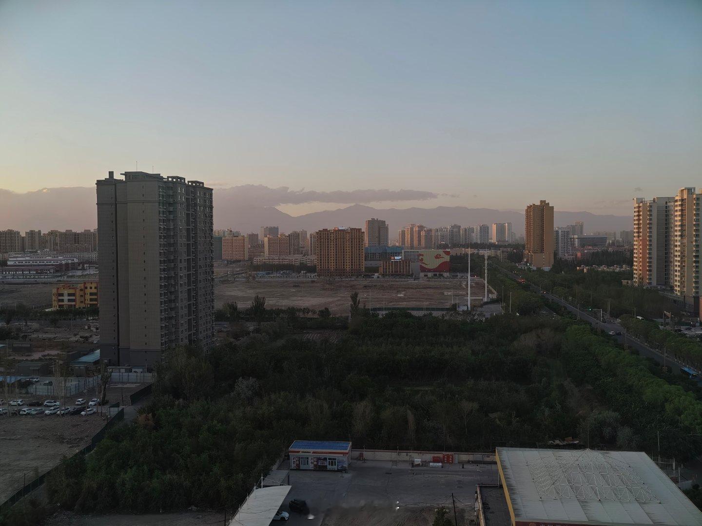 新疆哈密太猛了吧？这会儿快 21 点了，还不黑天？这才是真正的“不夜城”啊～[笑