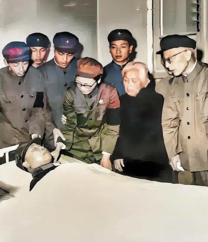 1970年，李天佑上将病逝后，一张罕见的遗容，镜头中的他身穿六五式军装，身上盖着