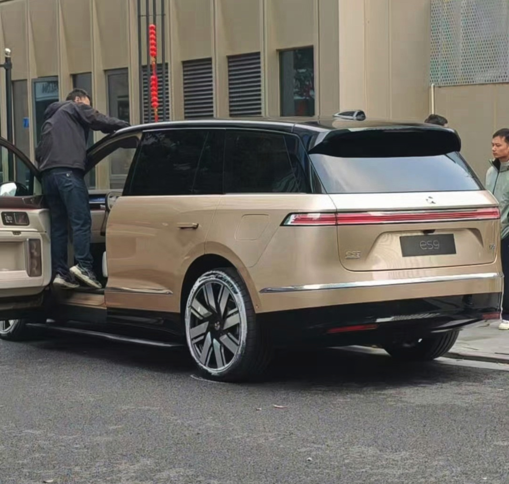 车若初见 群友发来的蔚来ES9谍照让我们看看，大，真大，突然发现曙光金很适合蔚来