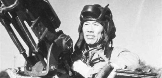 开国上将邓华是不折不扣的老烟枪，一次战役中，邓华缴获了5箱上等好烟。后来的一次会