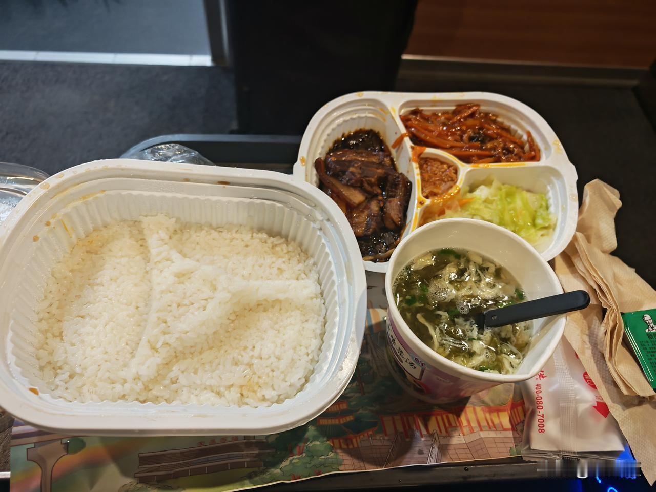 高铁上🚄的盒饭
我看标价是38，不包括汤
这次免费给的