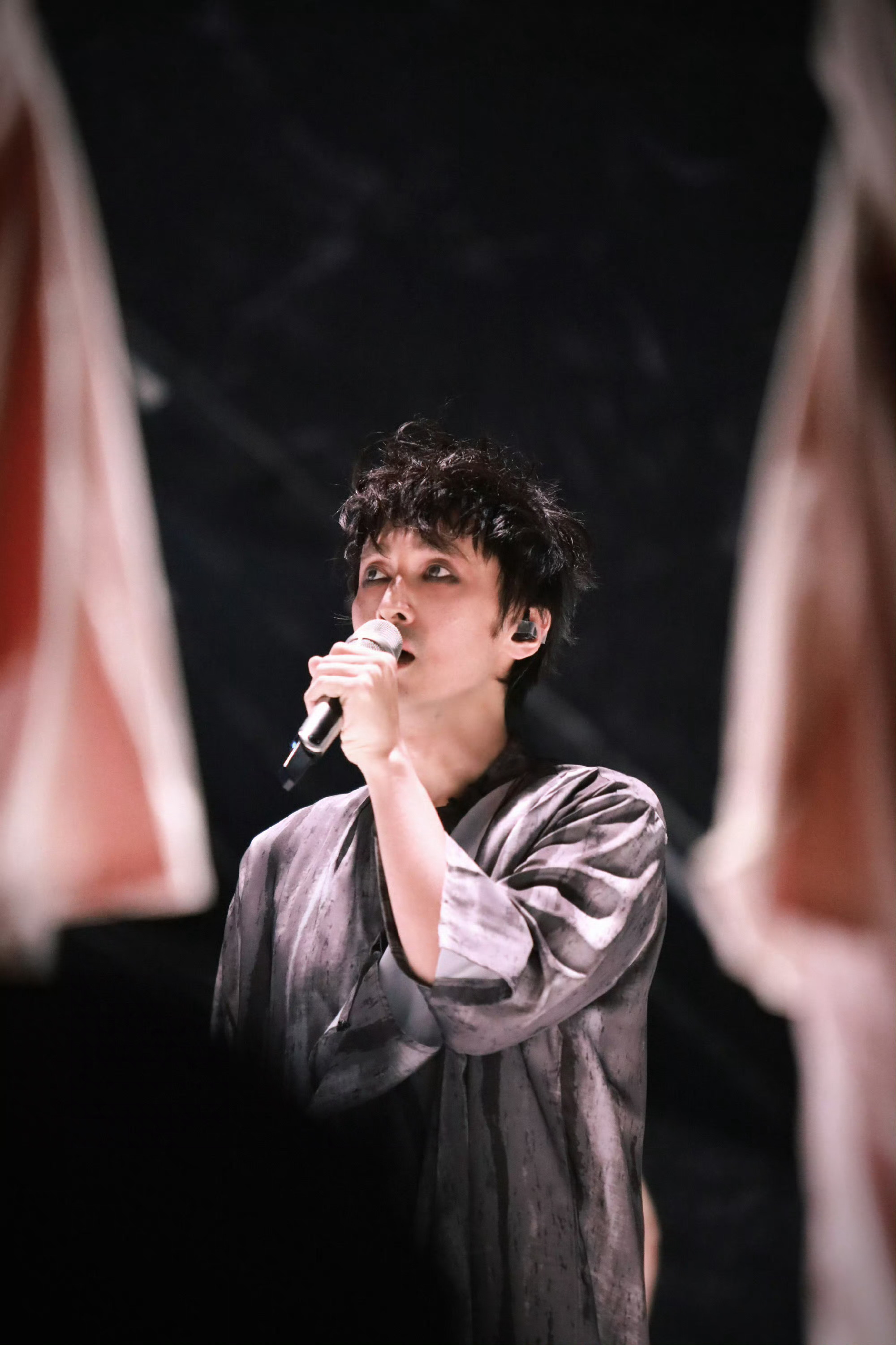 王传君为了野人拼了披荆斩棘直播王传君 演员搞唱演的表现力 自己主动要求加眼线美瞳