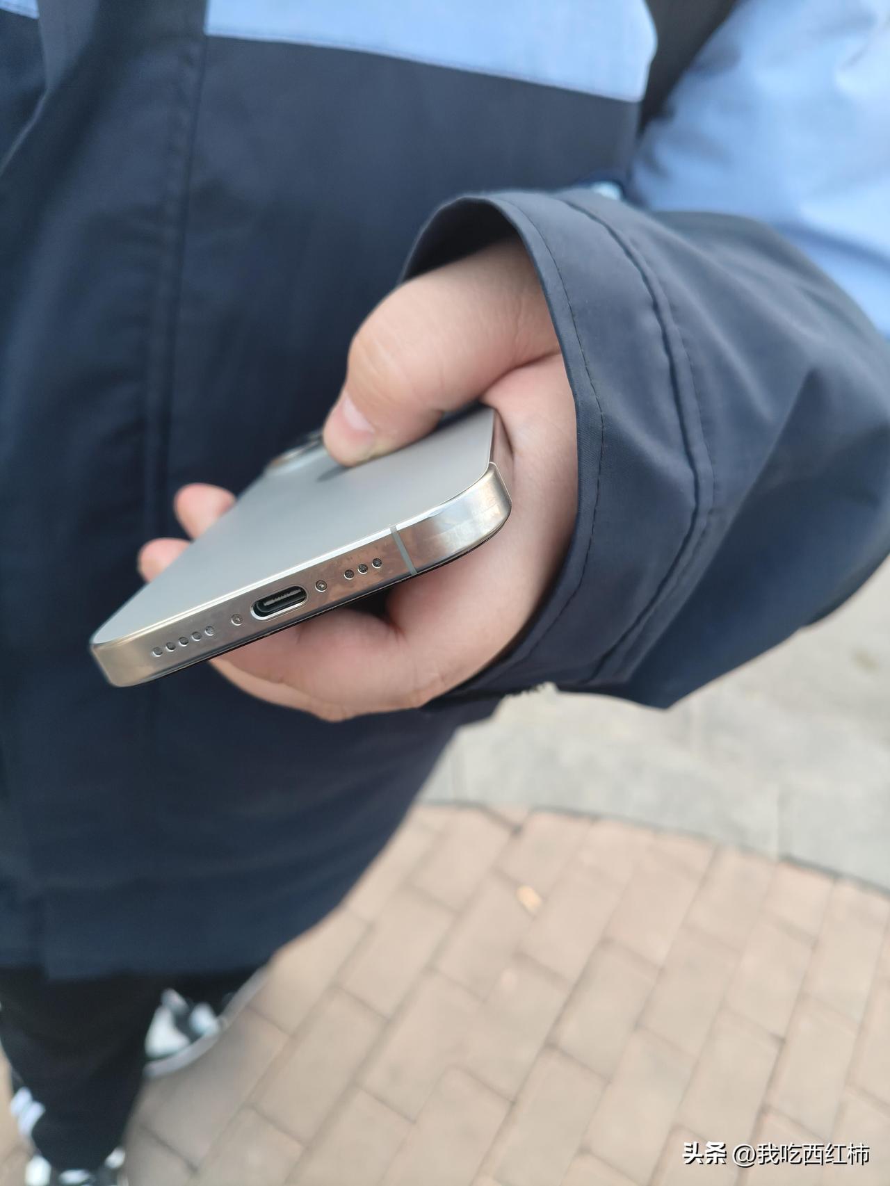 她说摔坏了让我赔
那天说要用她手机拍个照 结果刚碰到她手机她就脱手滑出去了 外面