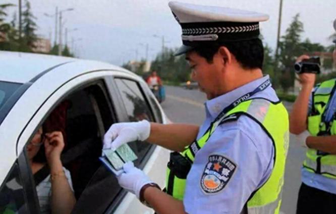 本以为出门着急没带驾照要被处罚，交警却告诉我：只要有这2样东西，通行无忧！

