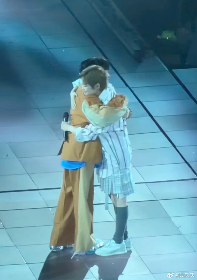 李宇春吴青峰都哭了当吴青峰把“李宇春”倒过来写成《春雨里》，当李宇春在台上听到“