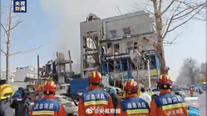【#燕郊炸鸡店爆燃后4层楼体坍塌#】国家油气管道应急救援廊坊队专业力量已赶到现场