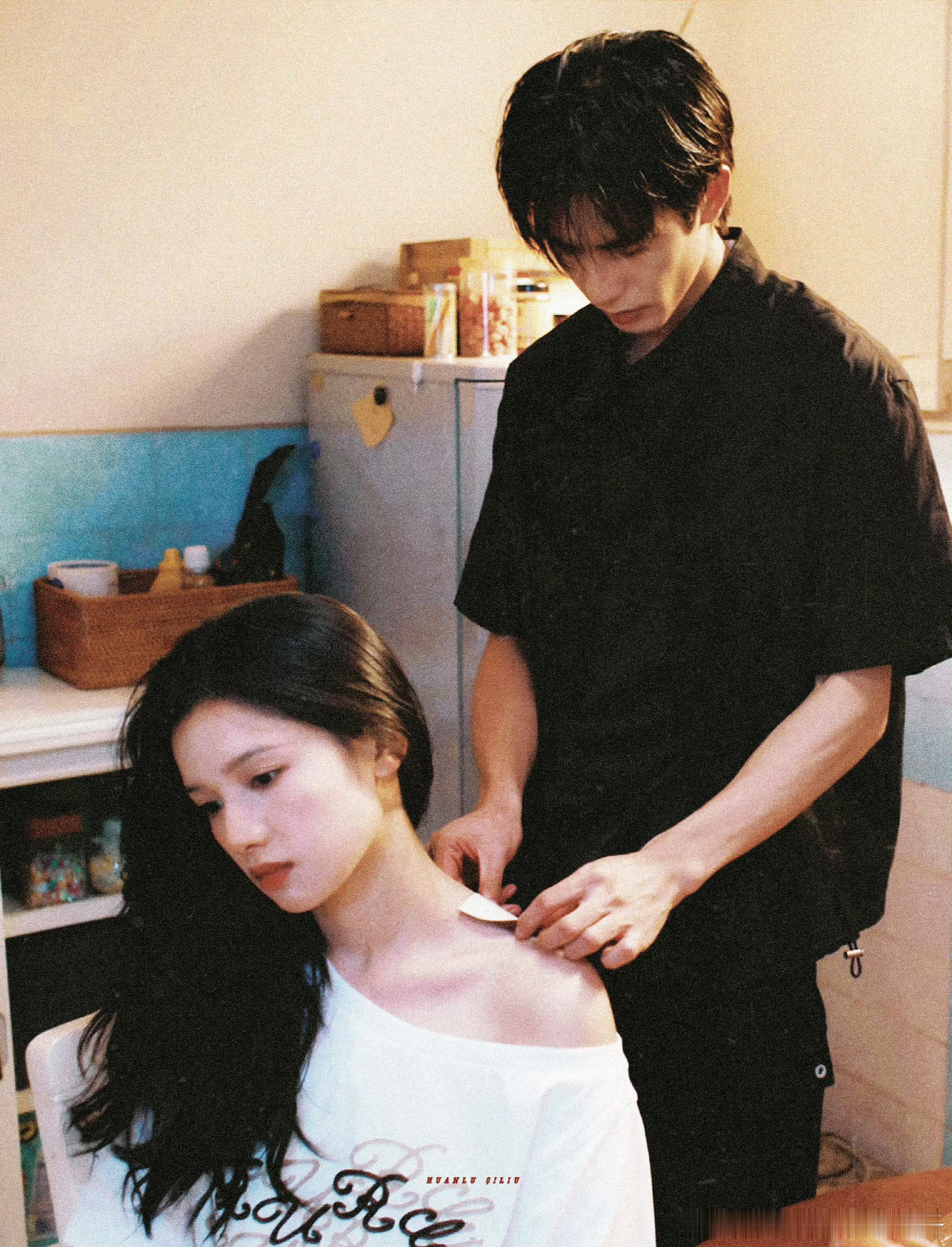 张婧仪来替苗靖倒水了 喊苗靖倒水结果张婧仪端着水出现了，这种售后谁能想到。她看到