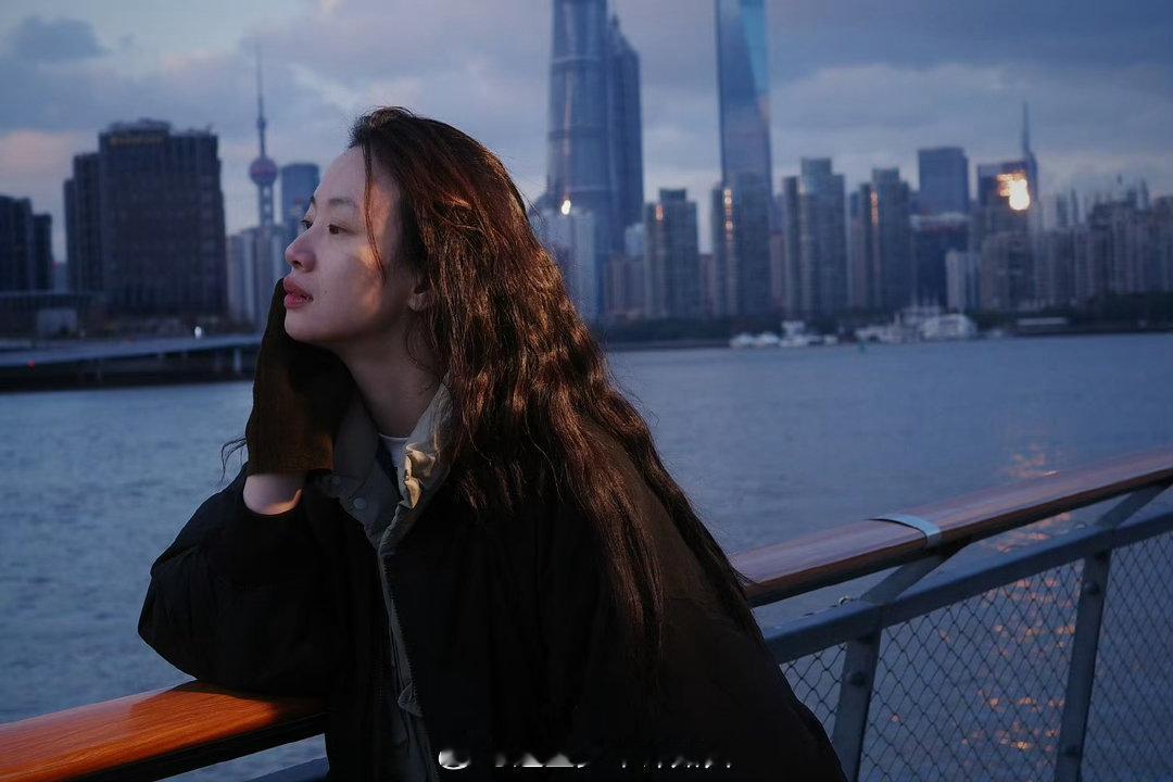 李梦撞档李梦撞档李梦李梦新剧又发狠了忘情了 月初刚在大银幕《蝴蝶楼·惊魂》里沉浸