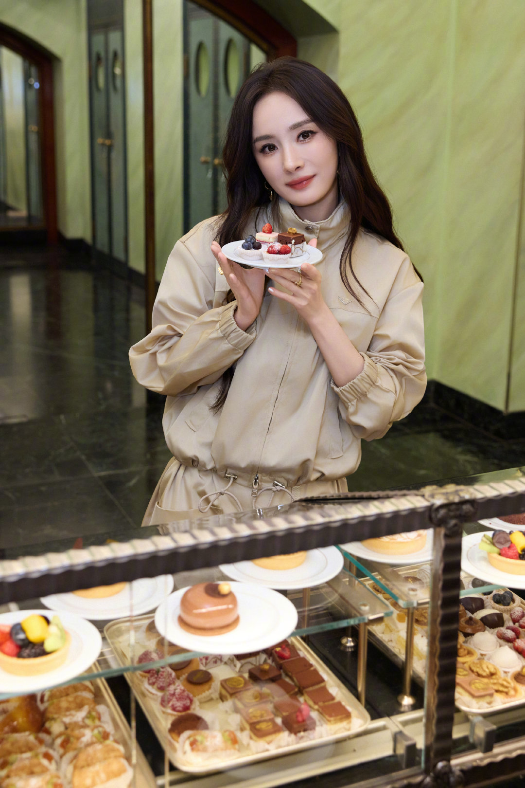 杨幂元宵节营业十宫格杨幂元宵节营业写真 杨幂元宵节营业十宫格 