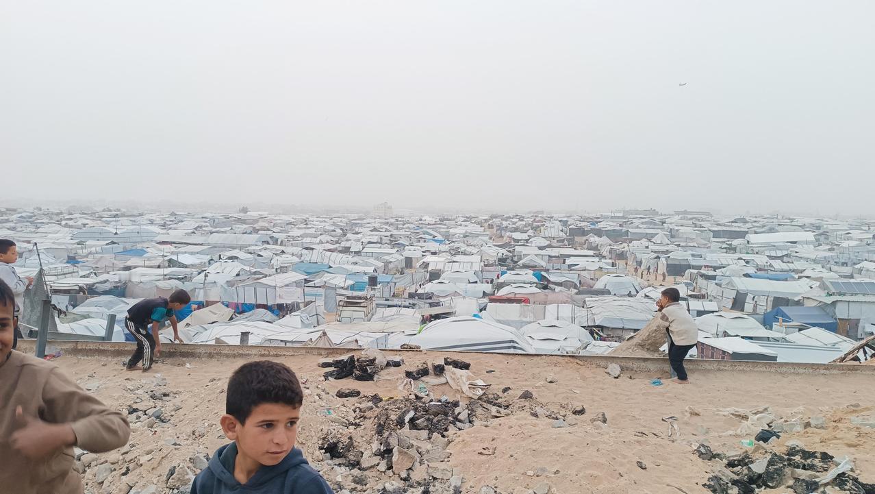 这是加沙地带马瓦西地区的一张照片，由一名网友昨天拍摄。照片显示当地现状，而以色列