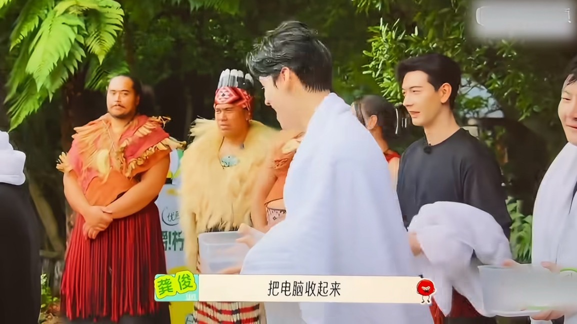 刘宇宁反向拿捏导演组临场盘活全队游戏氛围，赢下对局反手泼水导演组，笑点与团魂双双