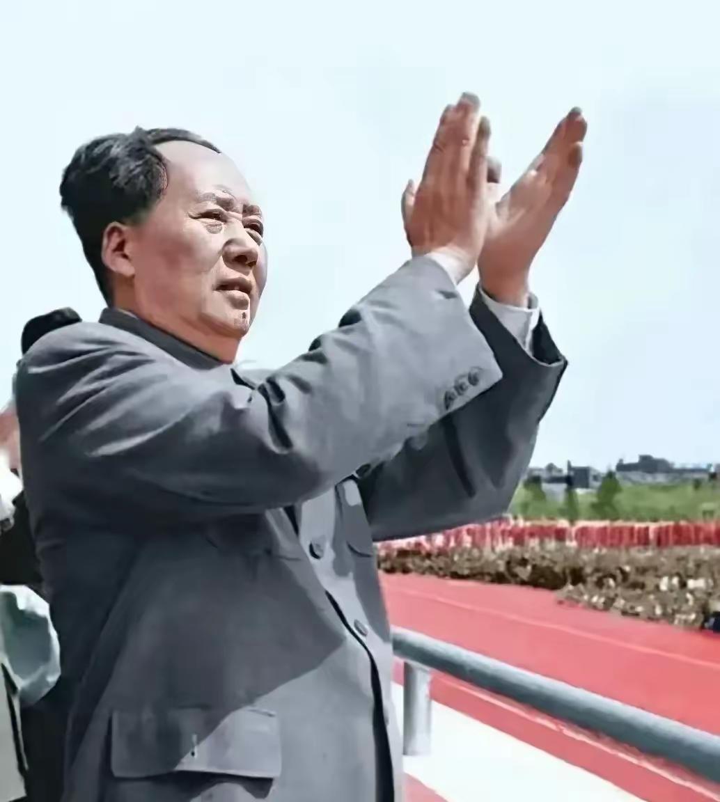 确立崭新的社会主义制度，建立公有制，消灭私有制，铲除产生阶级差别和社会不公的根源