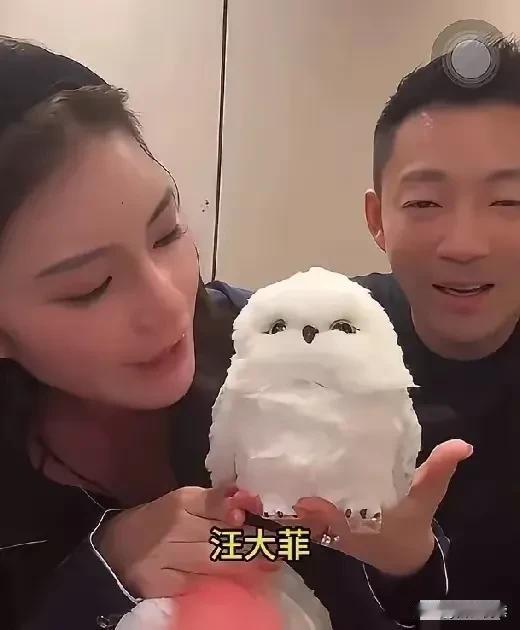 马筱梅
这恩爱秀得

养只狗叫菲宝
买只鹦鹉叫汪大菲

据说湾湾家里的狗
是跟前