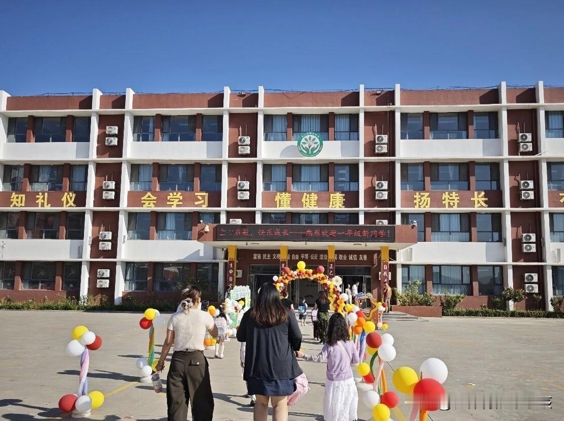 秋日生活打卡季金秋九月迎来孩子们的开学季。而在这种特别的日子里，除了一年级新生可